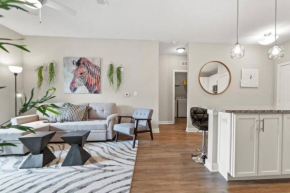 Luxury 2 Bedroom with Pool - Pet Friendly - Modern